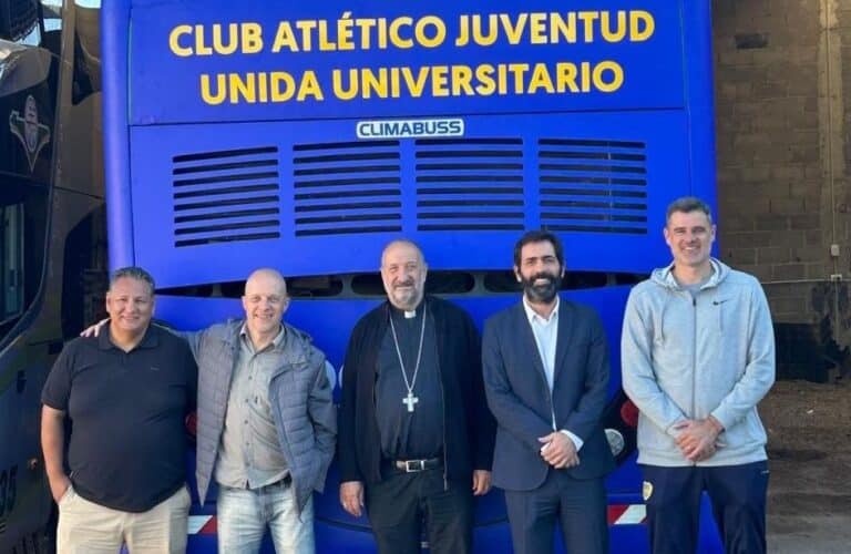 Juventud Unida de San Luis: El Obispo Gabriel Barba bendijo el nuevo colectivo del club