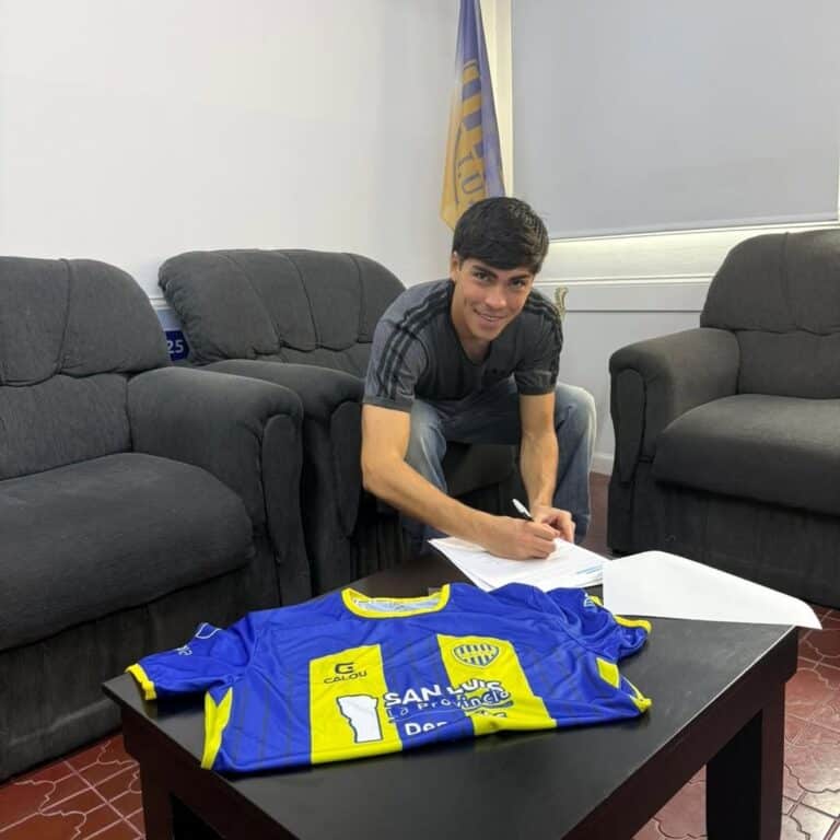 Valentín Roldán firmó su primer contrato profesional con Juventud