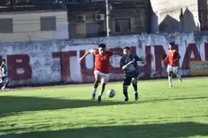 Tucumán Central se quedó sin piernas y terminó masticando bronca ante El Linqueño
