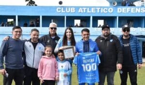 Reconocimiento en Zárate: Luis Olivera cumplió 100 partidos con Defensores Unidos